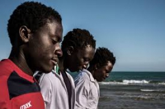 Enfants africains devant l'océan.jpg